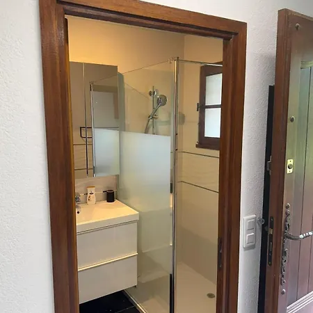 Beau Avec Balcon - 250 M De La Appartement